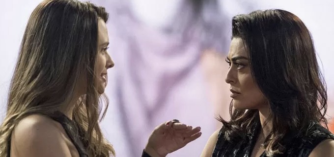 Cassandra e Carolina em cena da novela Totalmente Demais (Foto: Divulgação)