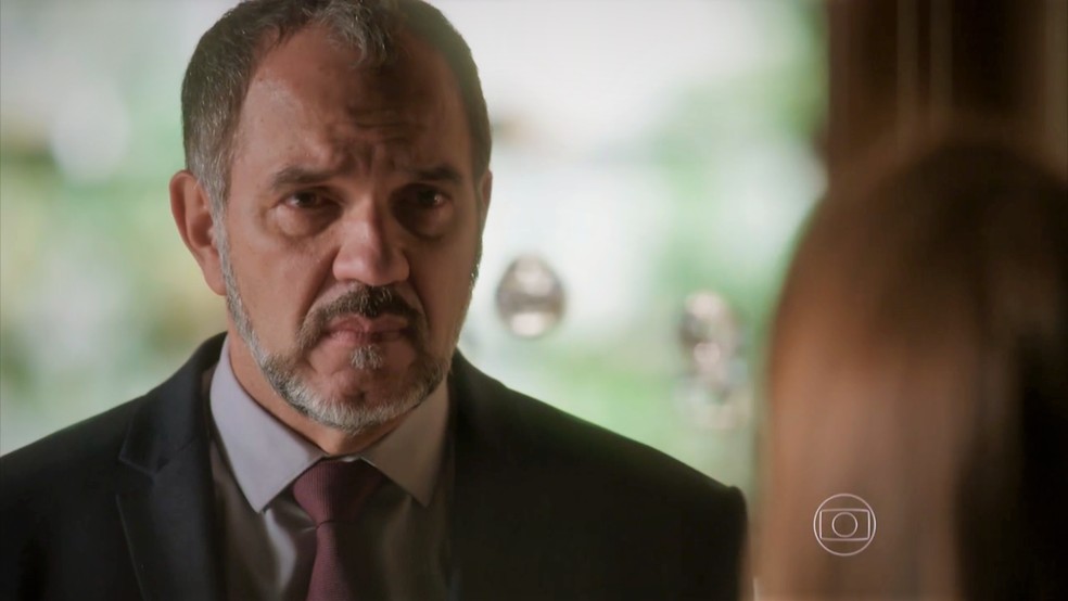 Germano em conversa com Lili na novela Totalmente Demais - Foto: Reprodução