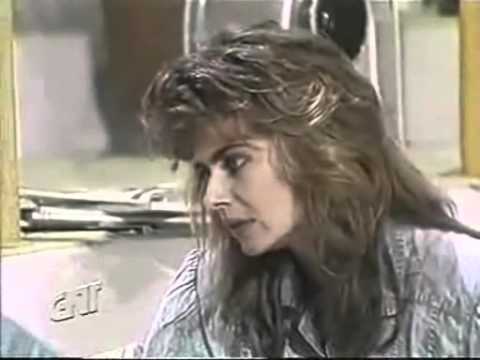 Para se livrar de Guel, Camila bate o carro em uma árvore e é surpreendida por assaltante