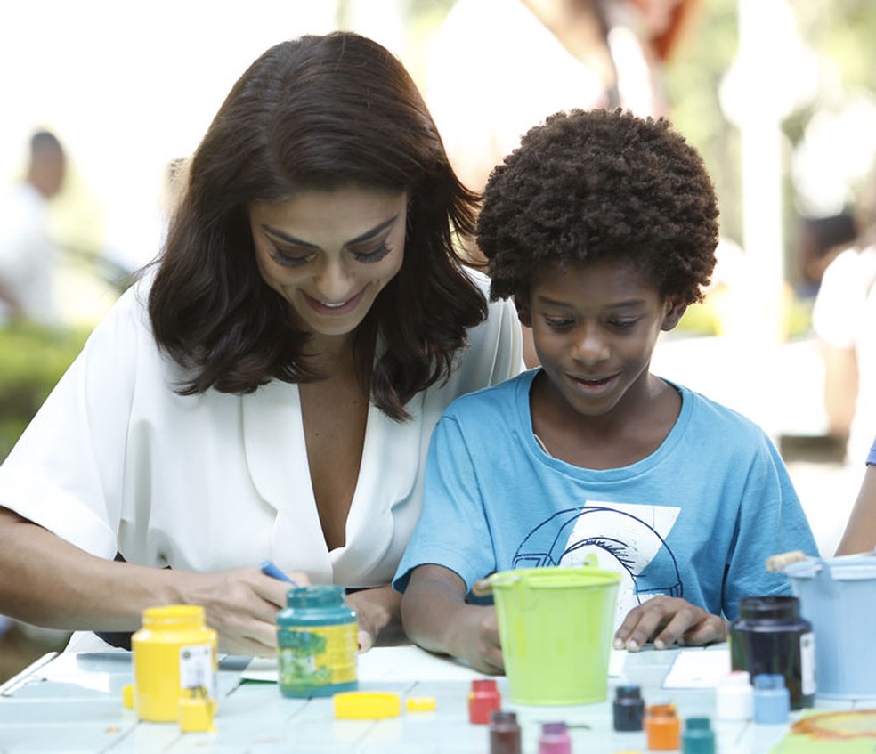 Carolina e Gabriel em cena da novela Totalmente Demais - Foto: Reprodução