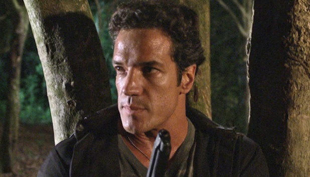 Fina Estampa: Ferdinand escapa dos policiais após perseguição