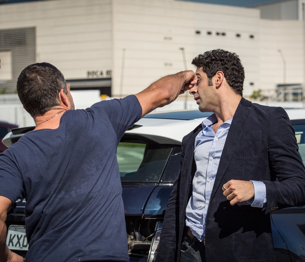 Beto e Apolo em cena da novela Haja Coração - Foto: Reprodução