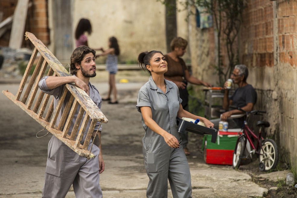 Carolina e Rafael cumprem trabalho comunitário em Totalmente Demais - Foto: Reprodução