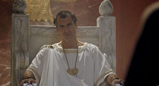 Jesus: Pilatos se emociona ao receber o perdão de Helena