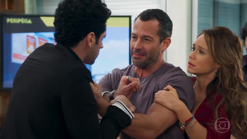 Beto e Apolo em briga na novela Haja Coração - Foto: Reprodução