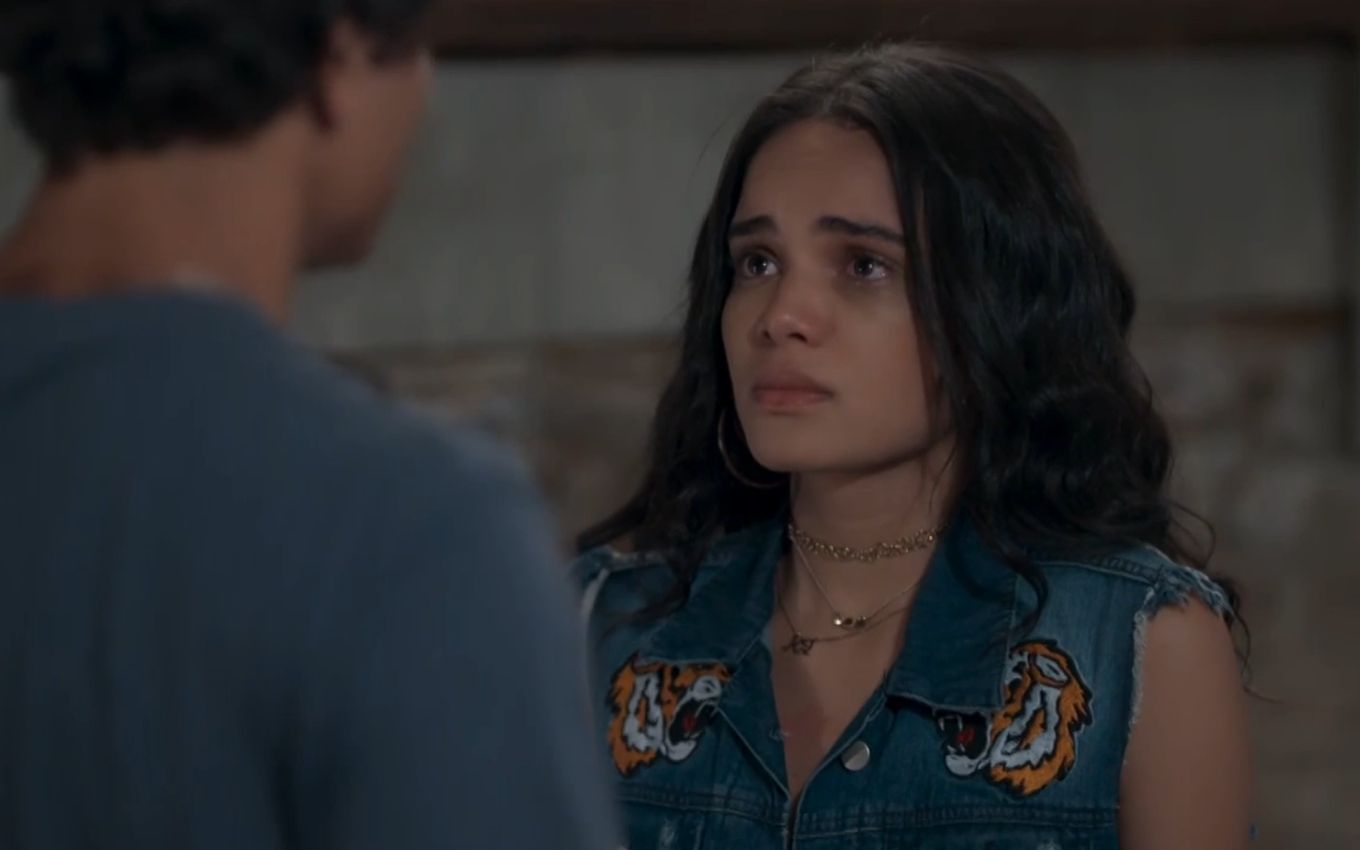 K2 é humilhada na escola após Tato descobrir falsa gravidez