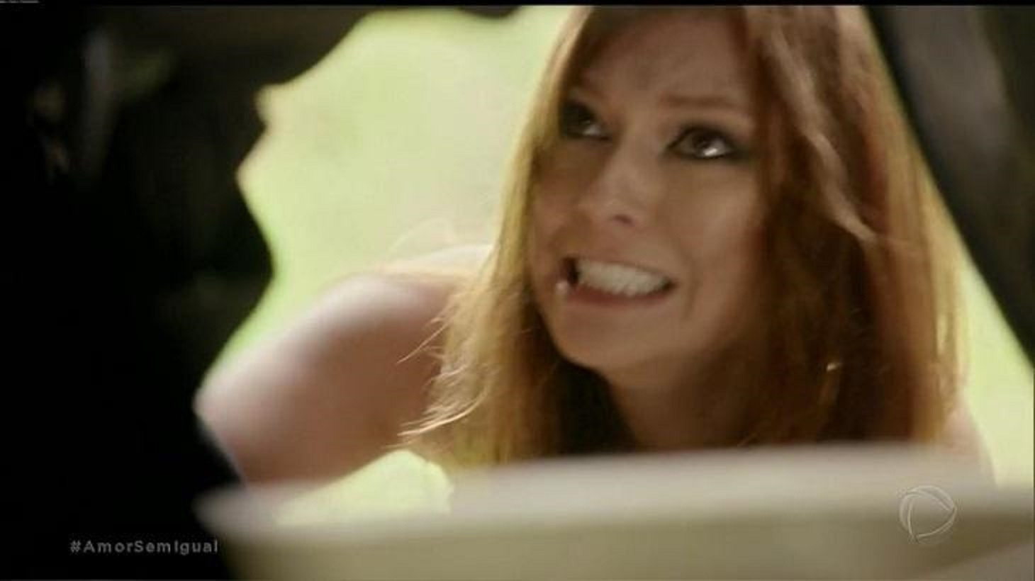 Poderosa é baleada, cai no chão e Miguel encontra o corpo aos prantos