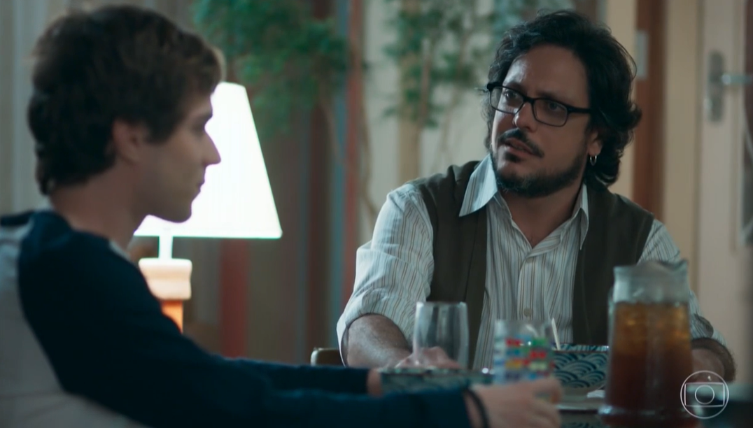 Em Malhação, Roney descobre que Gabriel é gay e tem reação incrédula