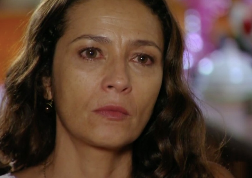 Bibiana vira uma leoa e ataca Dionísio ao descobrir prisão de Hélio no avião