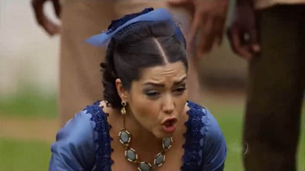 Maria Isabel é acorrentada pelos escravos e humilhada em praça pública