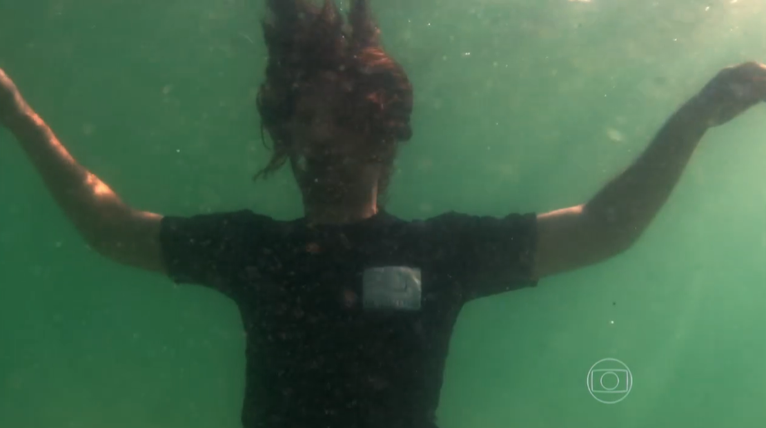 Final: Alberto coloca pedra no bolso para se afogar e tenta suicídio no mar