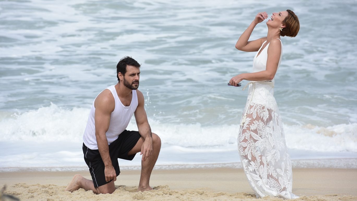 Antonio (Felipe Cunha) e Sophia durante cena de pedido de namoro na novela Topíssima (Foto: Divulgação/ Record TV)