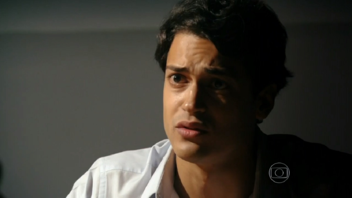 Na novela Flor do Caribe, Hélio se livra da cadeia com a ajuda de seus pais (Foto: Reprodução)