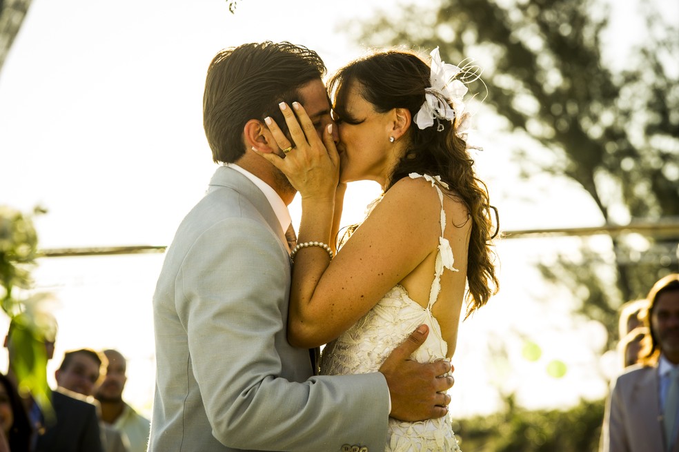 Juliano e Natália em cena da novela Flor do Caribe - Foto: Reprodução