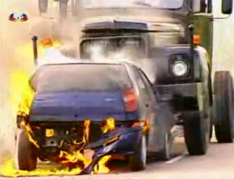 Carro em que os dois estão colidirá com caminhão em Laços de Família (Foto: Reprodução)