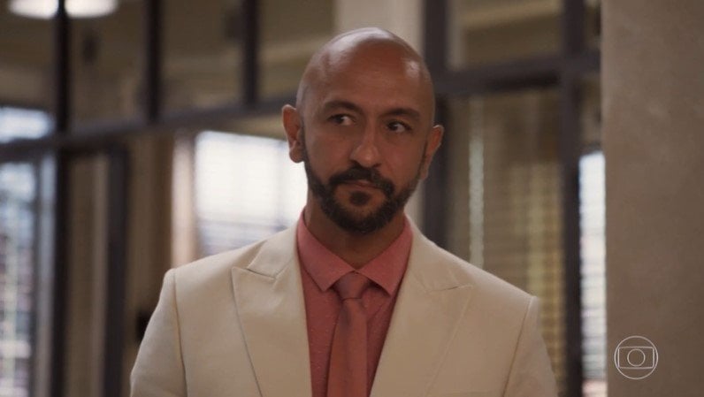 Álvaro em cena da novela das 21h, Amor de Mãe - Foto: Reprodução