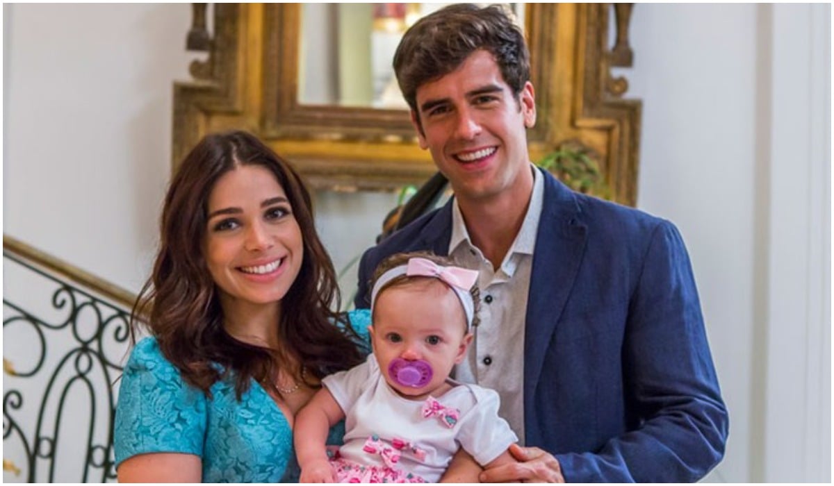 Em Haja Coração, Shirlei e Felipe serão pais de uma menina e publicitário fica emocionado com filha no colo (Foto: Reprodução)