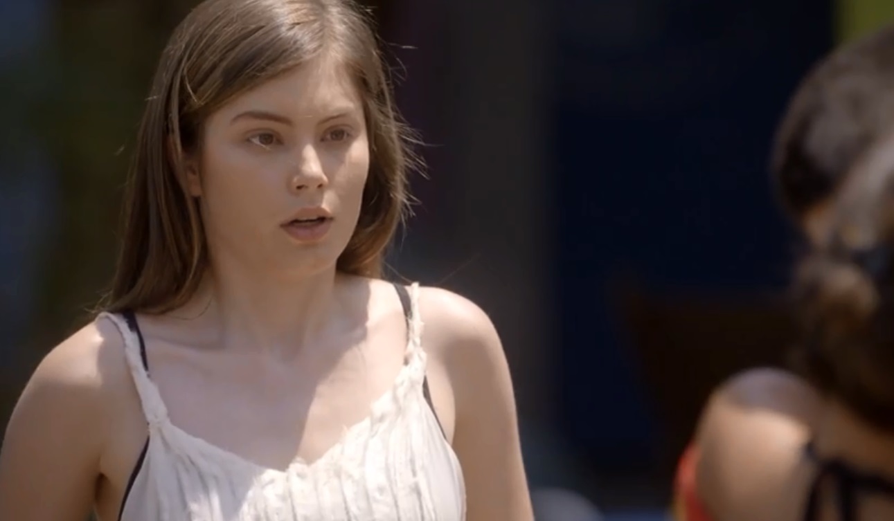 Veja a reação de Bianca ao se deparar com o beijo de Duca e Roberta na sua frente