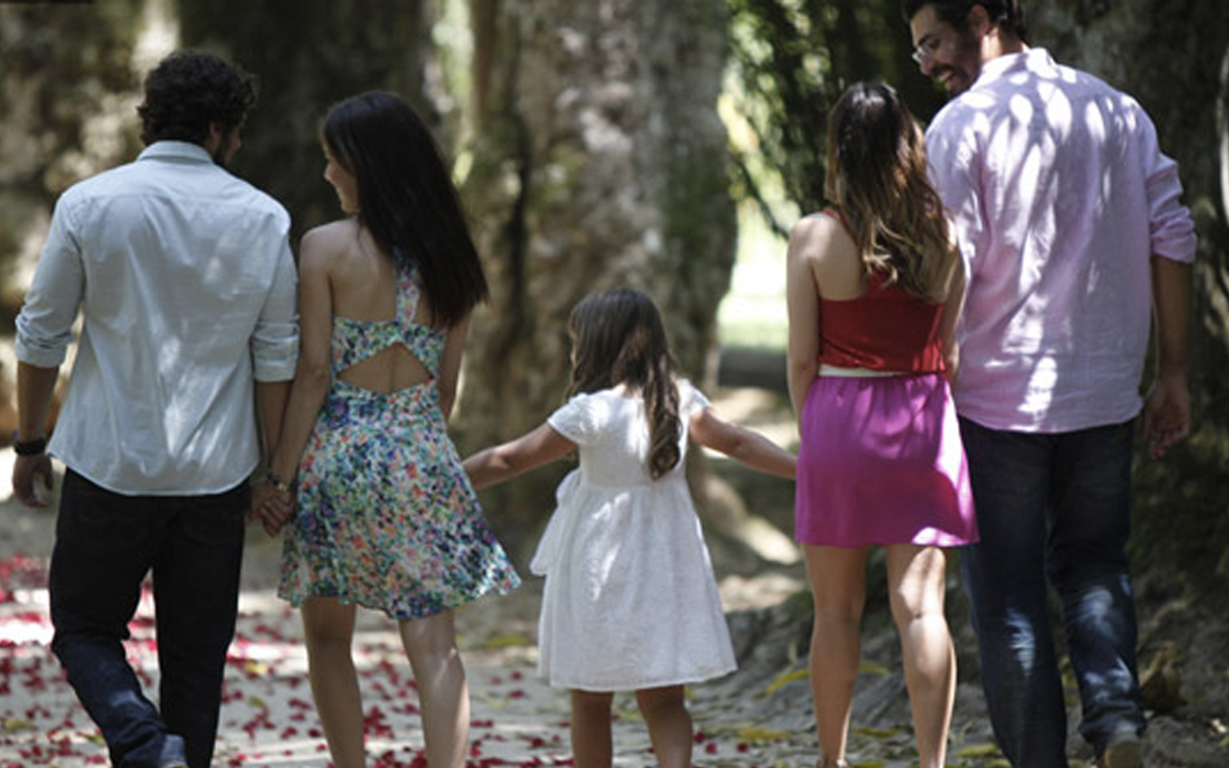 No final da trama, todos ficarão unidos novamente cuidando da pequena Júlia (Foto: Reprodução)