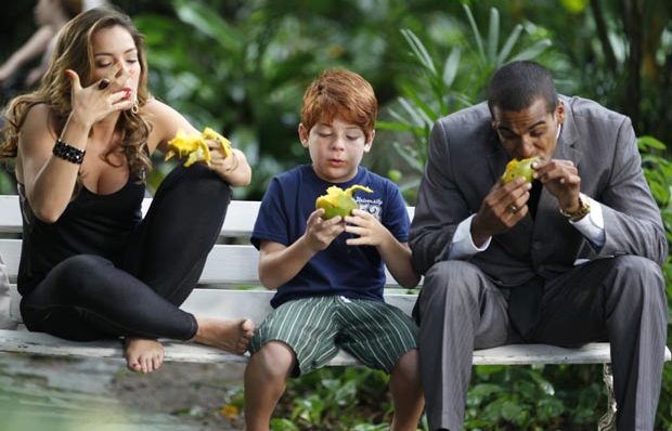 Na novela A Vida da Gente, Cris subirá em árvore e surpreenderá Matias e Tiago (Foto: Reprodução)