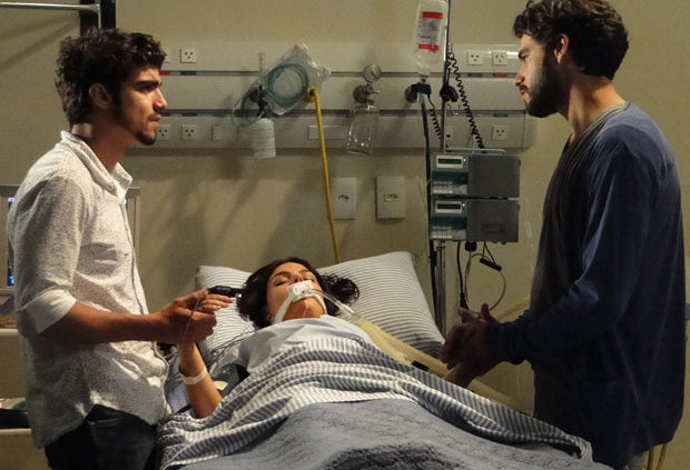 Na novela Ti Ti Ti, Marcela ficará entre a vida e a morte e receberá a visita de Renato e Edgar (Foto: Reprodução)