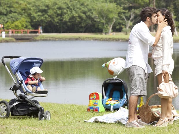 Na novela Ti Ti Ti, Edgar beija Marcela durante piquenique (Foto: Reprodução)