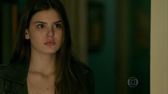 Na novela Verdades Secretas, Angel chegará em casa com dinheiro (Foto: Reprodução)