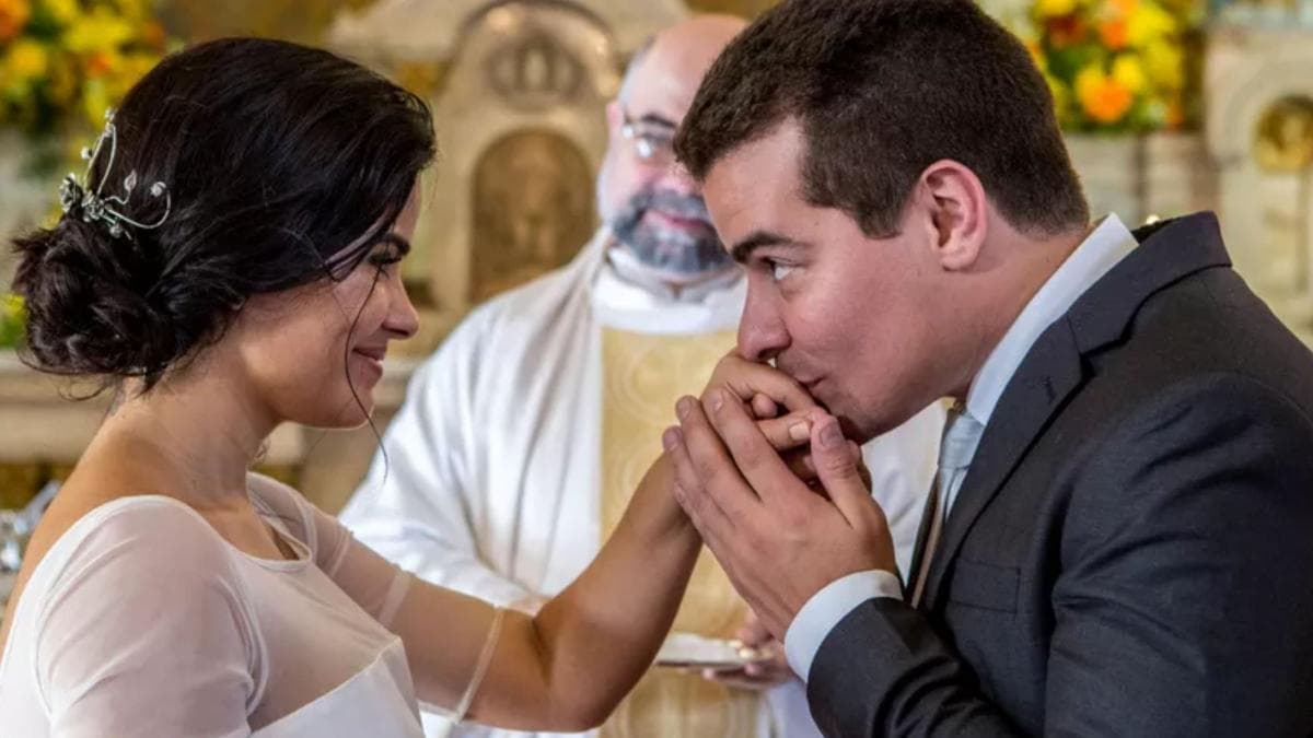 Antônia e Julho vão se casar na igreja nos capítulos finais de Pega Pega (Foto: Reprodução)