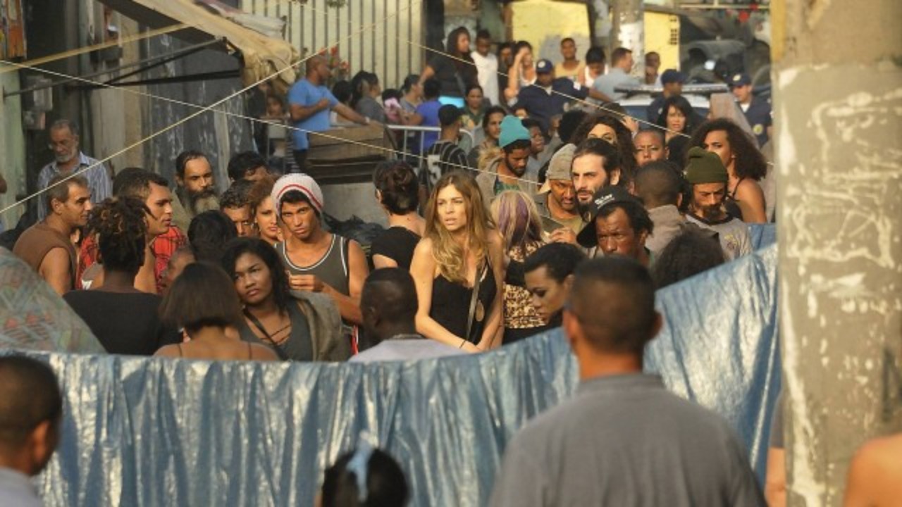 Larissa começa a decadência em Verdades Secretas e passa a noite na Cracolândia (Foto: Reprodução)