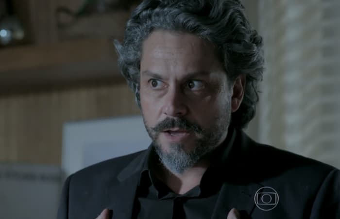 José Alfredo confronta Marta sobre Silviano ser seu ex-marido em Império (Foto: Reprodução)