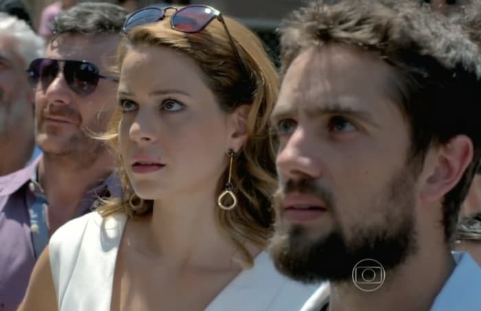 Em Império, Cristina fica desolada ao saber de casamento de Vicente (Foto: Reprodução)