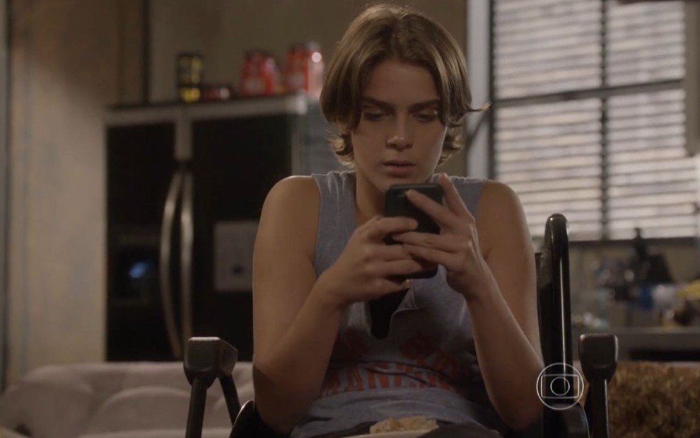 Karina encontra celular em Malhação Sonhos - Foto: Reprodução