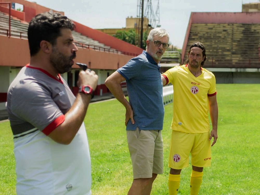 Tombada em cena da novela Quanto Mais Vida, Melhor! (Foto: Reprodução) 