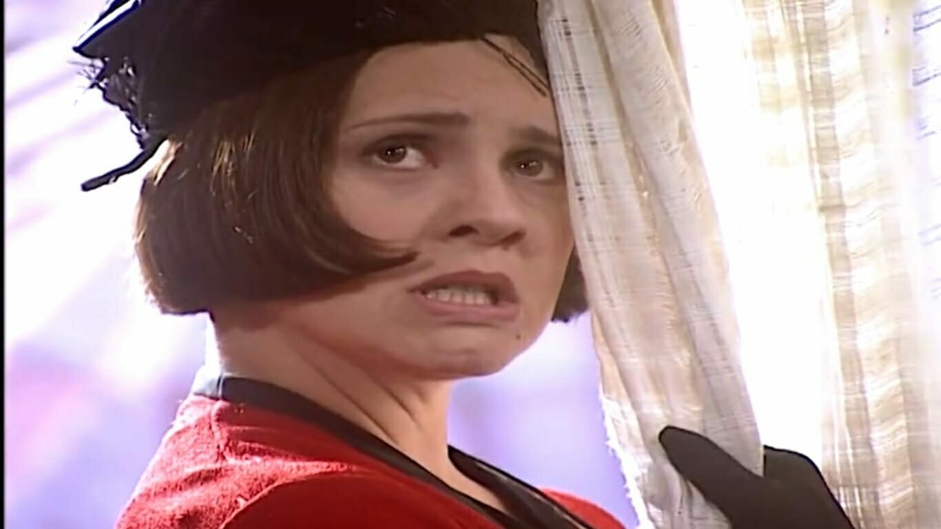 Catarina leva rasteira, descobre que perdeu herança de família e identidade do ladrão é revelado