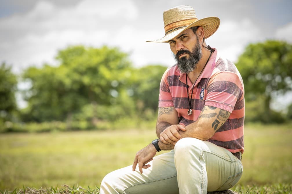 Juliano Cazarré em cena de Pantanal (Foto: Reprodução) 