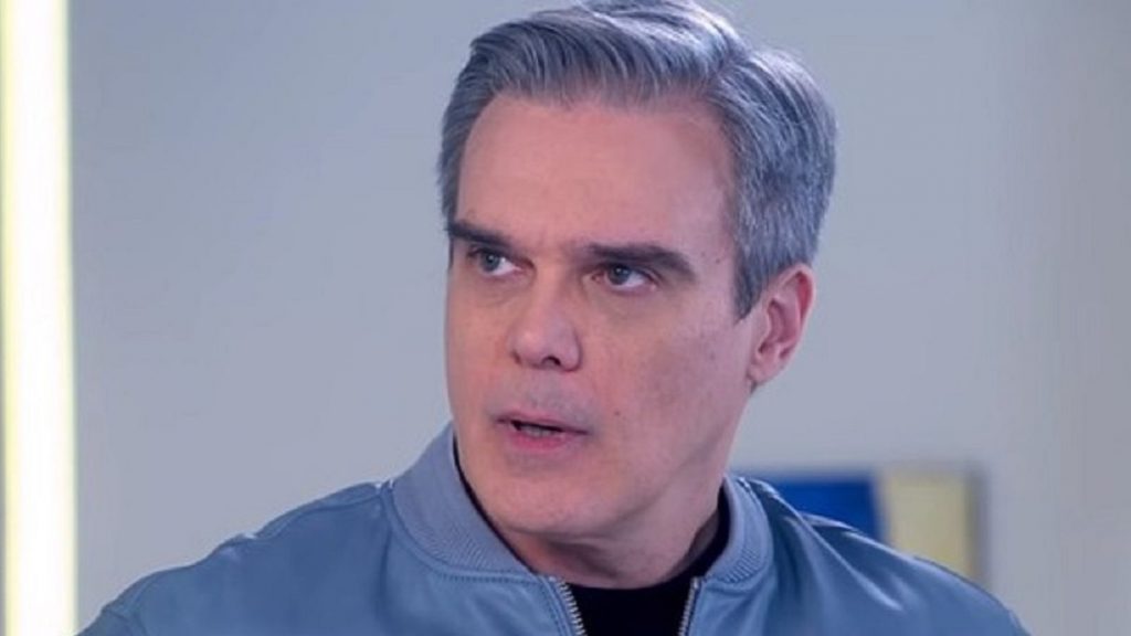 Personagem Otto (Dalton Vigh) furioso em cena da novela Poliana Moça