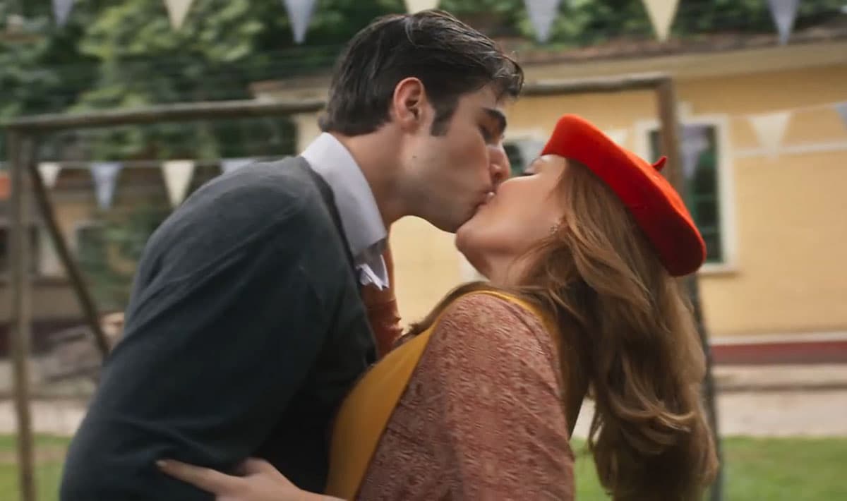 Davi e Isadora se beijando cena da novela Além da Ilusão