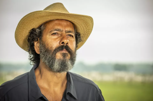 Leôncio, personagem de Marcos Palmeira, observando o horizonte na novela Pantanal