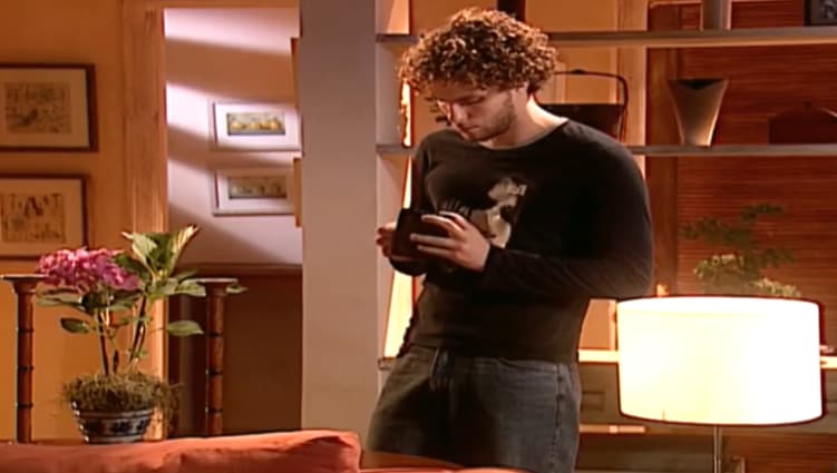 Cena em que Nando rouba dinheiro da carteira de Roger na novela O Clone, da TV Globo