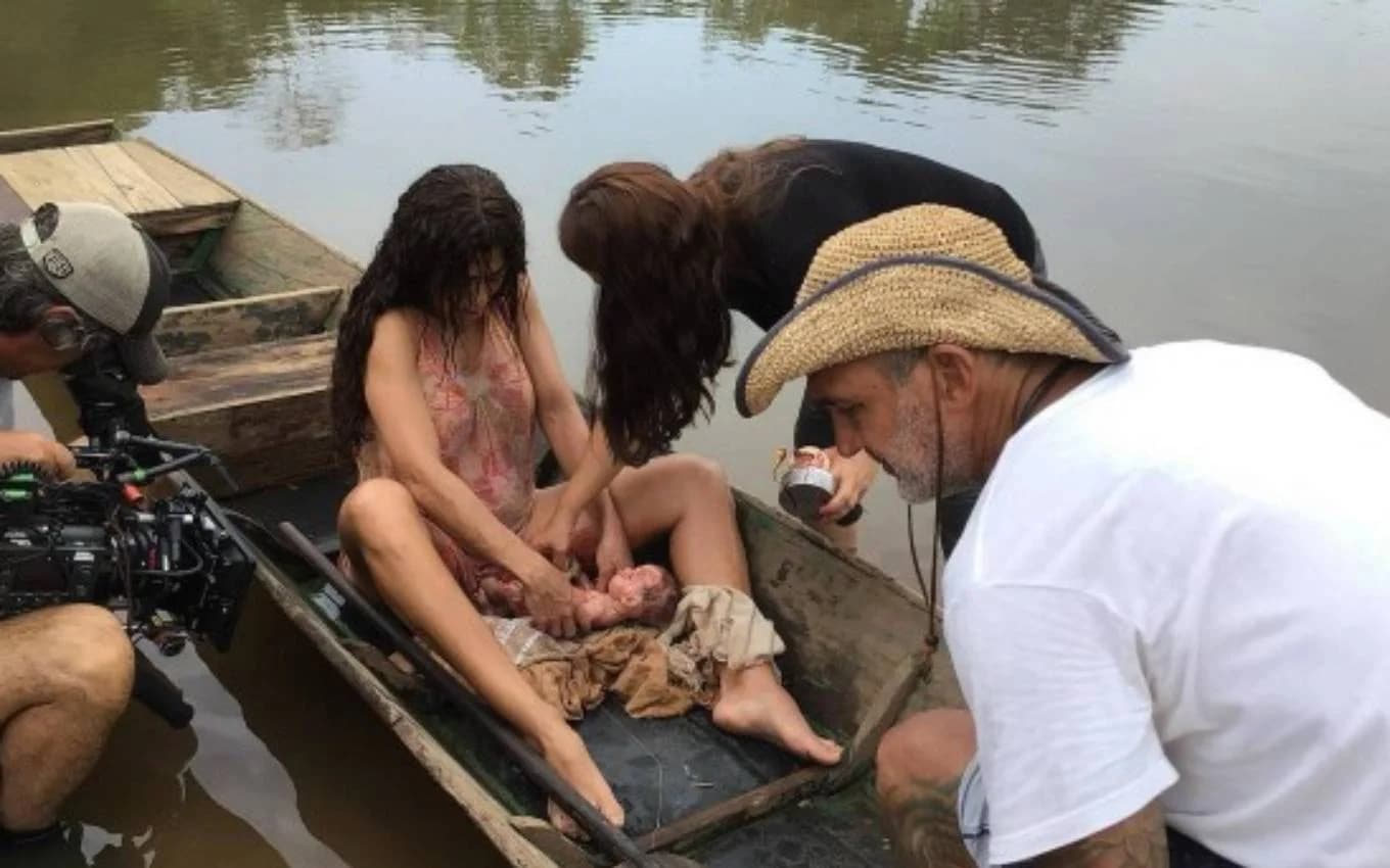 Cena em que a personagem Maria dá à luz à Juma Marruá