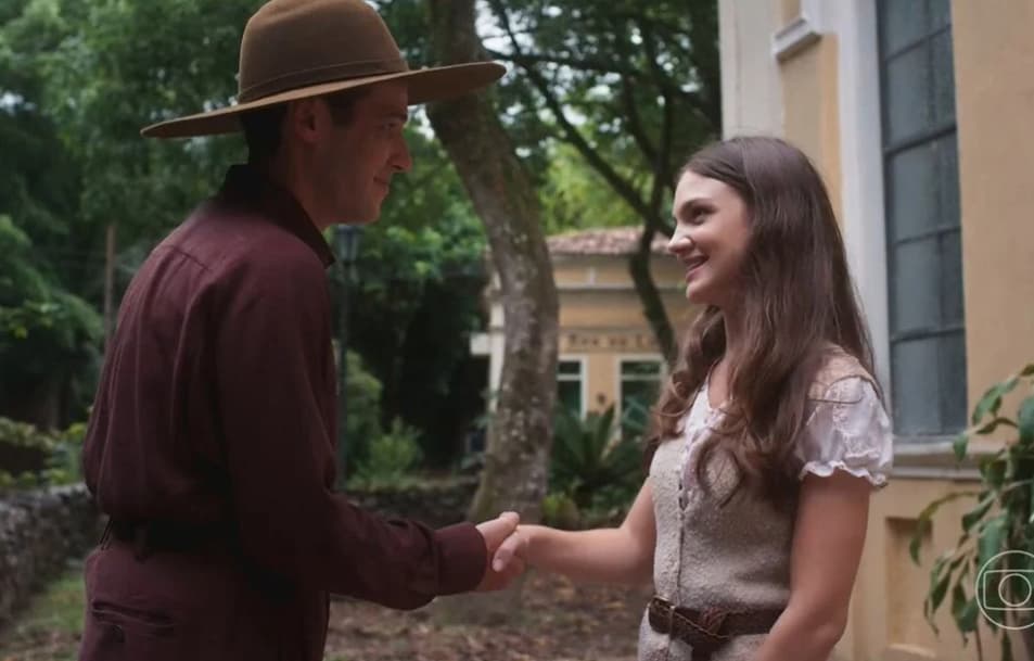 Cena em que Olívia aparece conversando com o Padre Tenório na novela Além da Ilusão