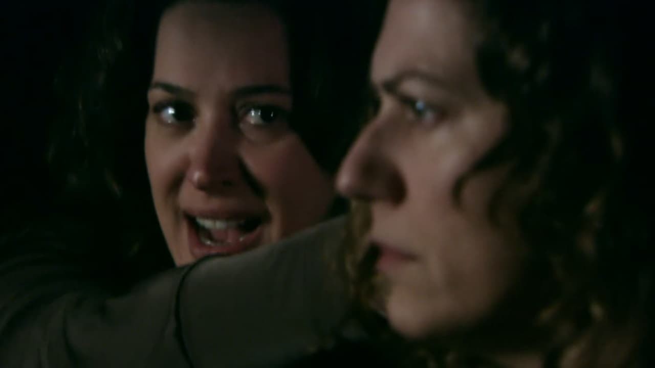 Donatela sequestra Flora, tenta matá-la a tiros e ameaça: “jogar o carro contra o muro”