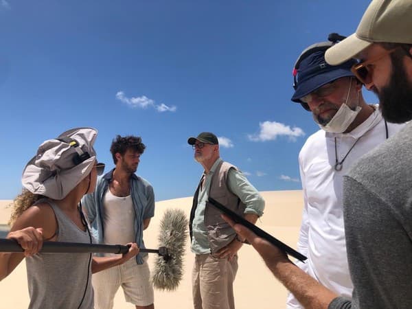 Chay suede e Marcos Caruso nos bastidores das gravações de Travessia