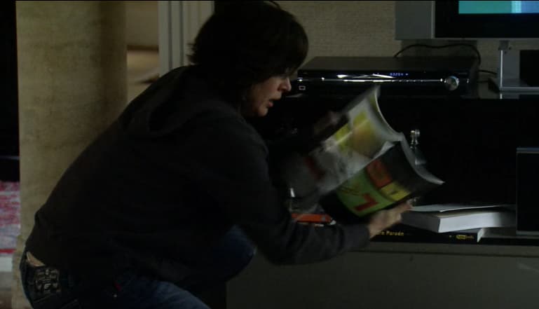 Donatela encontra vídeo do assassinato de Salvatore na casa de Dodi, rouba a gravação e tem a salvação em suas mãos