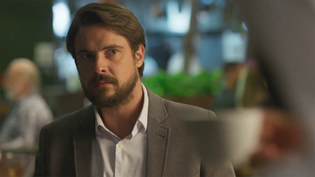 José Mendes, personagem de Sergio Guizé, em cena da novela Mar do Sertão