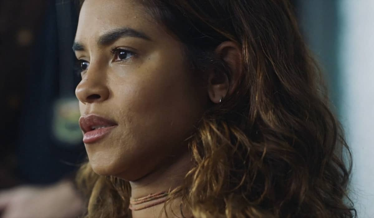 Brisa após sair da cadeia na novela Travessia, da TV Globo