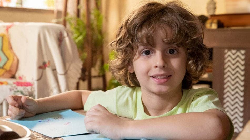 Tonho, personagem de Vicente Alvite, sorrindo para foto para novela Travessia