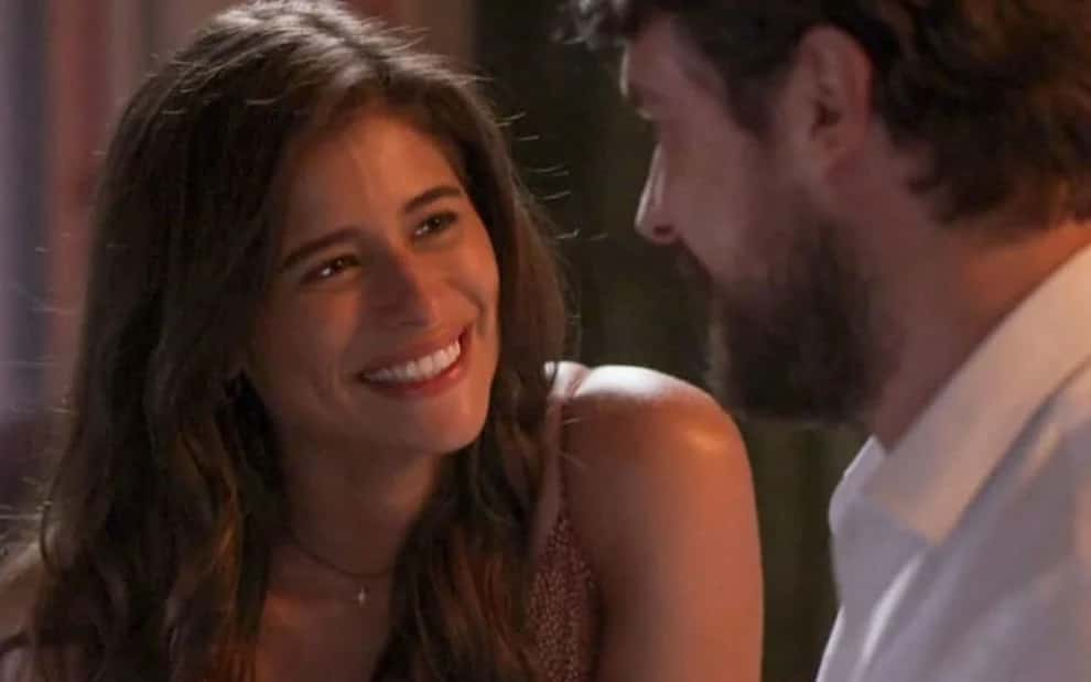 Na imagem candoca aparece sorrindo para José na novela Mar do Sertão