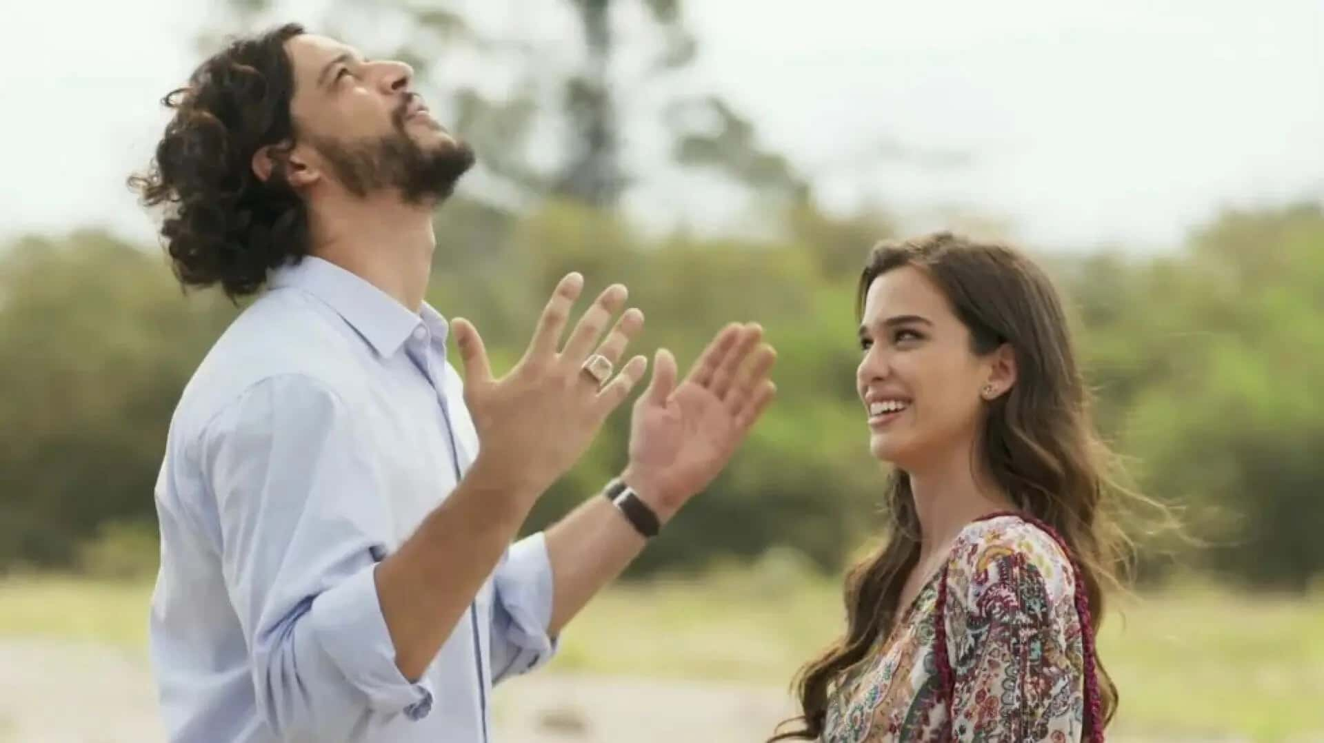 Maruan, à esquerda, com as mãos levantadas em posição de agradecimento aos céus; Labibe, à direita, observando-o na novela Mar do Sertão