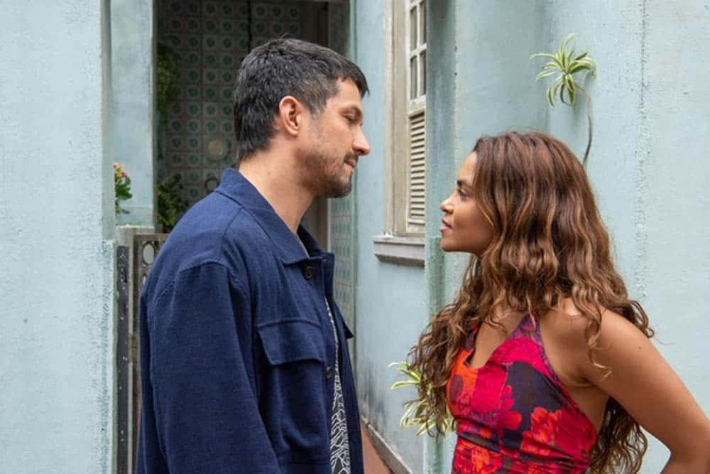 Oto olhando apaixonadamente para Brisa em cena da novela das nove